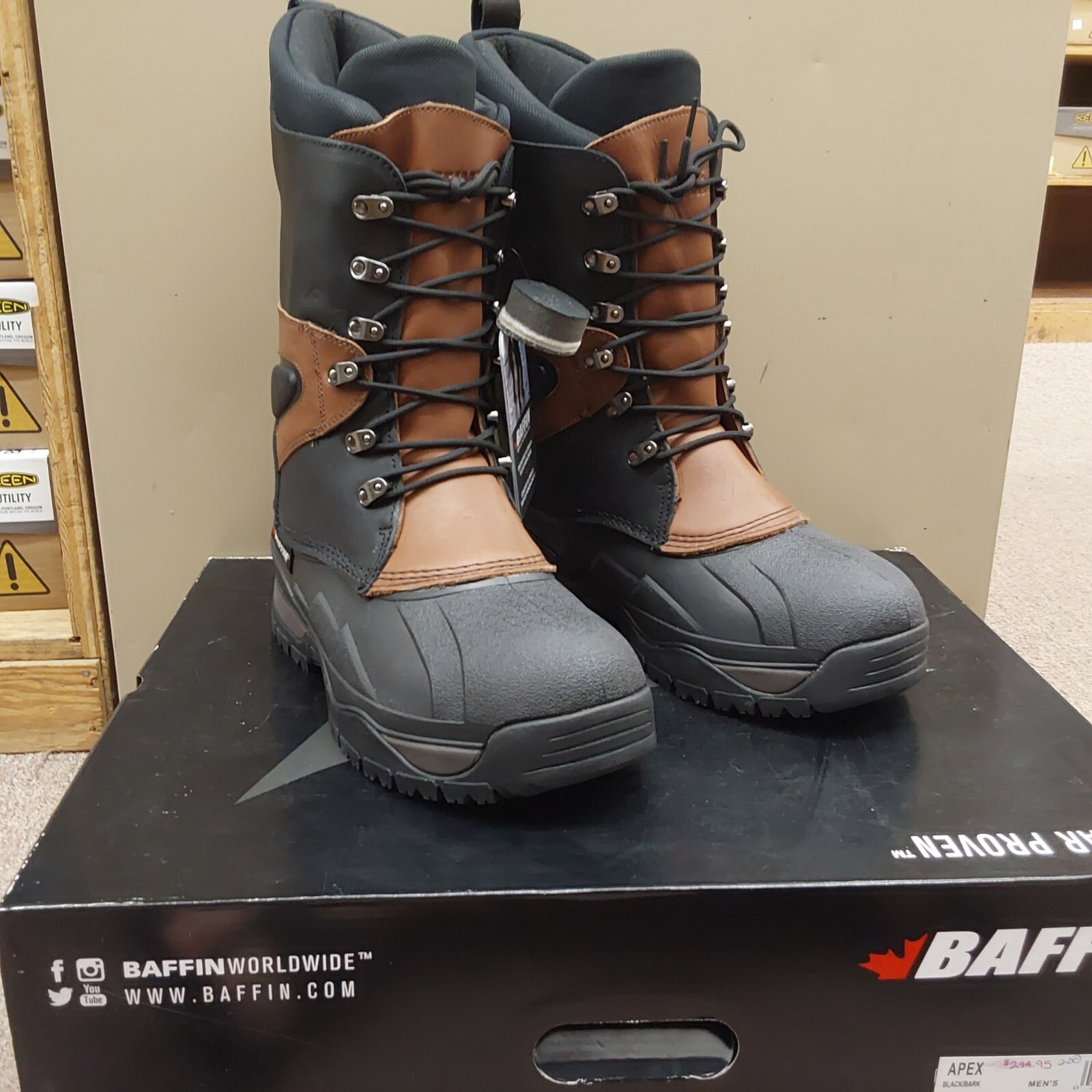 Купить Ботинки Baffin Polar Proven Apex Snow Boots Black Bark Mens Size 10Retail $294.95, цена 23 407 руб — (305178137184)